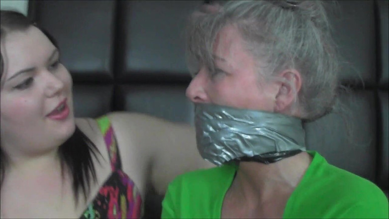 Selfgags classic: 我的继阿姨值得被绑住并被堵嘴！