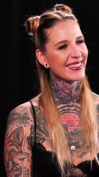 Tätowierte schlampe wird richtig gefickt und macht eine masturbationsshow