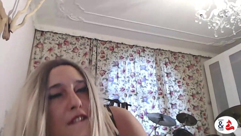 FoxyandTed: Un arrapante squirt ed un creampie anale.