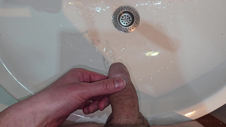 Alpha pee king: Pissen Auf Das Badezimmerwaschbecken