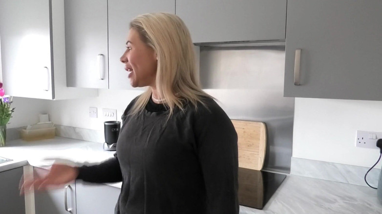 CALLIE ROKS: Majitelka mizí oblečení nahá v rozpacích ženy