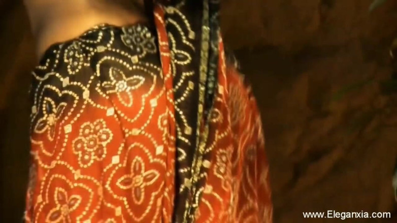 Eleganxia: अद्भुत भारतीय बेब कपड़े उतार रही है