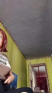 Amateur Novia Mamada En Lugar De Cocinar - Morena Con Curvas Con Gafas Chupa Y Masturba La Polla