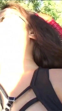 Une bombasse asiatique sexy se fait éjaculer sur les pieds par des inconnus