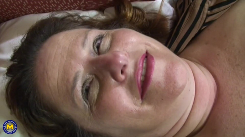 Mature NL: Grande madrasta ama o punho e um grande brinquedo
