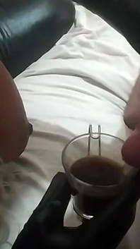 Zenci orta yaşlı seksi kadının kahvesinde kremaya ihtiyacı var