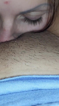 Je laisse ma copine expérimenter sur ma chatte