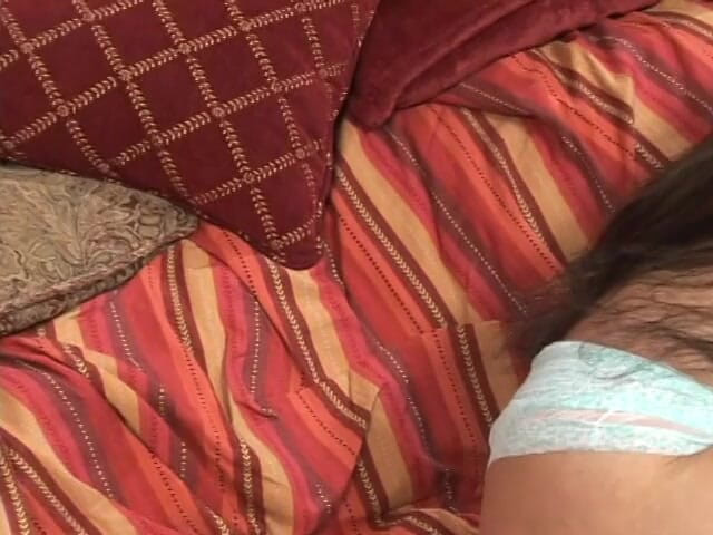 Solo Sensations: Doğal memeli azgın esmer tek başına sandalyede mastürbasyon yapıyor