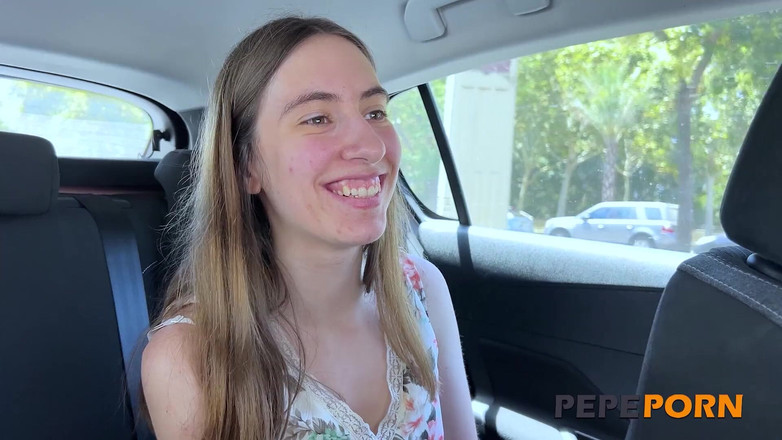 PepePorn: Joven De 18 años Con Coño Muy Peludo Descubre El Sexo...