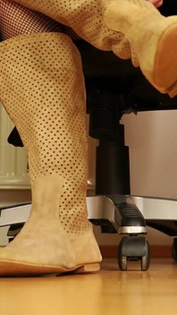 Botas de camurça macias e meias pretas finas - debaixo da mesa provocando com os pés