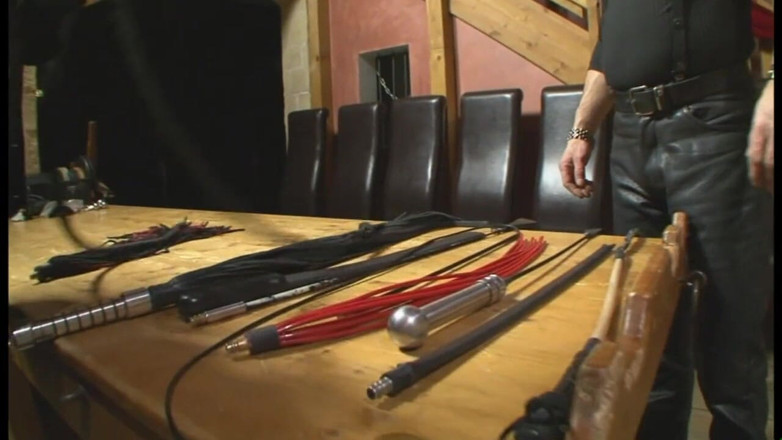 Absolute BDSM films - The original: Traîner en train de fouetter en dominant