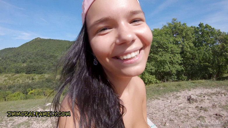 Immoral Family: Masivní prsa nudistka Sofia Lee to miluje do zadku!