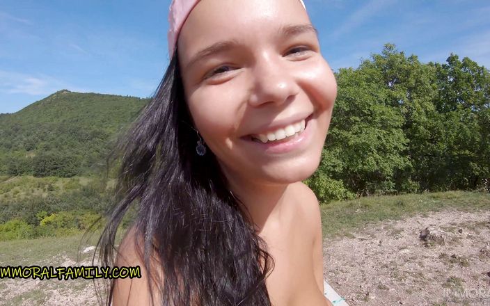 Immoral Family: Masivní prsa nudistka Sofia Lee to miluje do zadku!