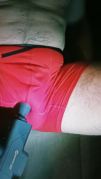 Il jouit en culotte ! Masturbation avec un vibromasseur à travers une culotte rouge !