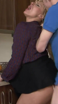 Caliente milf Brittany Bardot follada y preñada de Sam Bourne