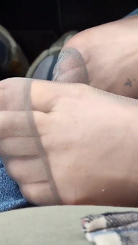 Nylon Jeans Footjob Im Auto