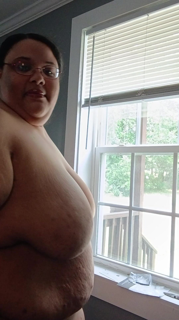 Jessica pigslut: Mostrando mis grandes tetas a todo mi vecindario en Carolina...
