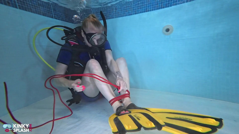 UKCuteGirl Lucy Lauren: Bound Beneath the Surface - ヴィンテージウェットスーツでのスキューバティーズ&amp;ローププレイ