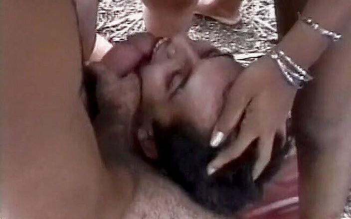 Chicks with Dix: Latina travesti y chicos cachondos golpeando al aire libre