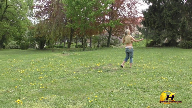 Katerina Hartlova: Plimbare în parc și muls de sâni