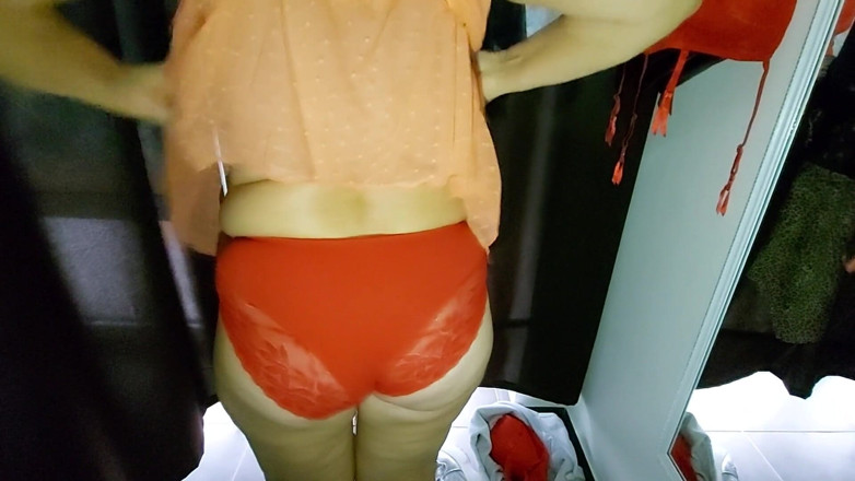 Sexi Ledy: Sexy lady trying on lingerie in fitting room