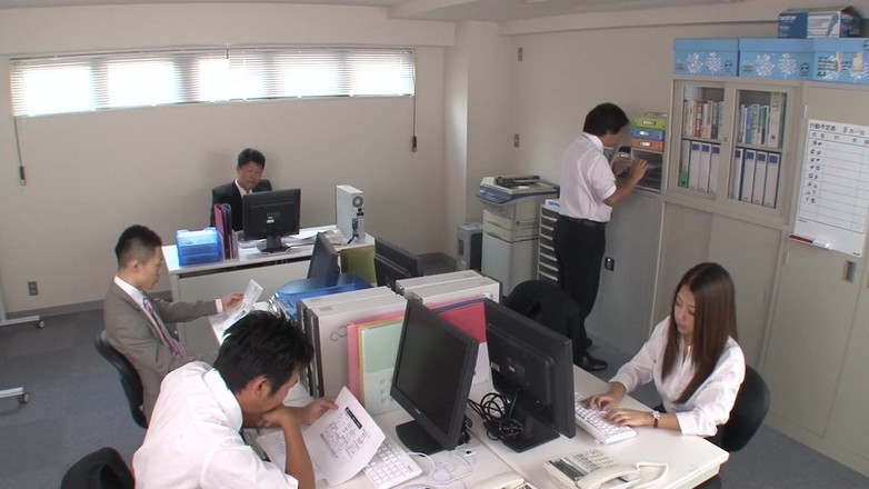 Caribbeancom: Preciosa morena japonesa gangbanged en la oficina