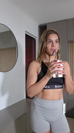 Young big apple: Zkouším Si Spoustu Nových Šatů, Abych Je Mohla Modelovat. Líbí Se...