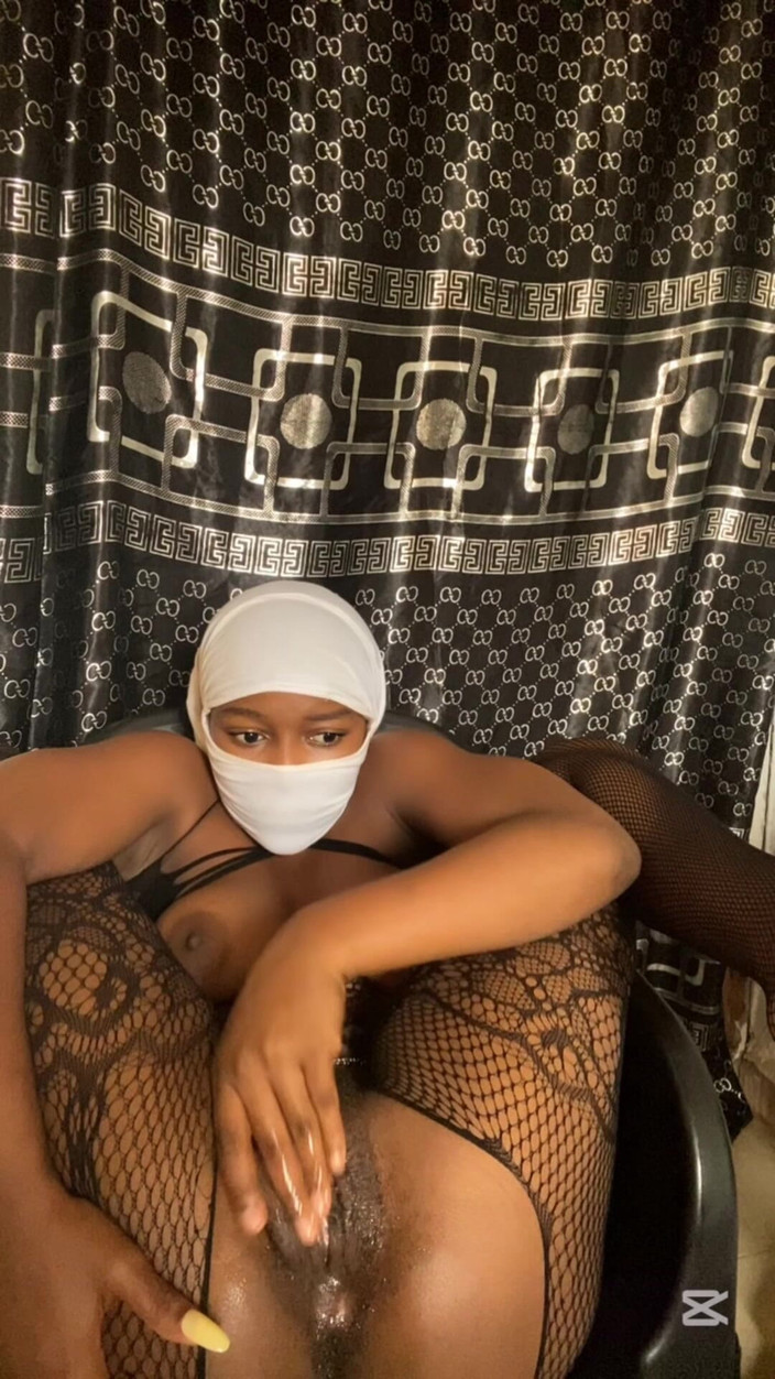 Slipperyblackgirl: Všichni kroupejte moji malou kundu