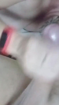 Saya bermain dengan telurnya sehingga dia menghisap susunya di muka saya