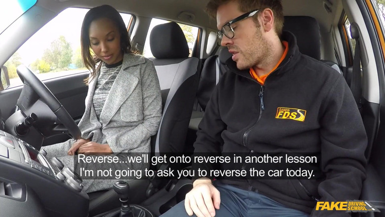 Fake Driving School: Falešná autoškola - nádherná Černá Sade neuspěla ve svém testu v autě...