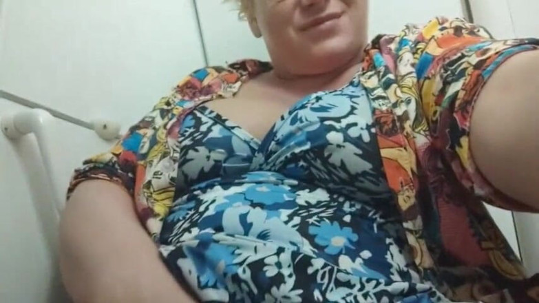 Putarankahotmilf: Chạm vào chính mình ở sân bay và chơi với âm hộ...