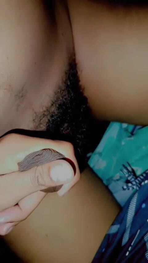 Alennaden: Хлопець потирає член дезі– необрізаний член