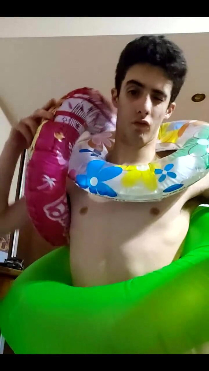 Floatie Boy: Video vertical - mamando tantas nataciones inflables como puedo en stream