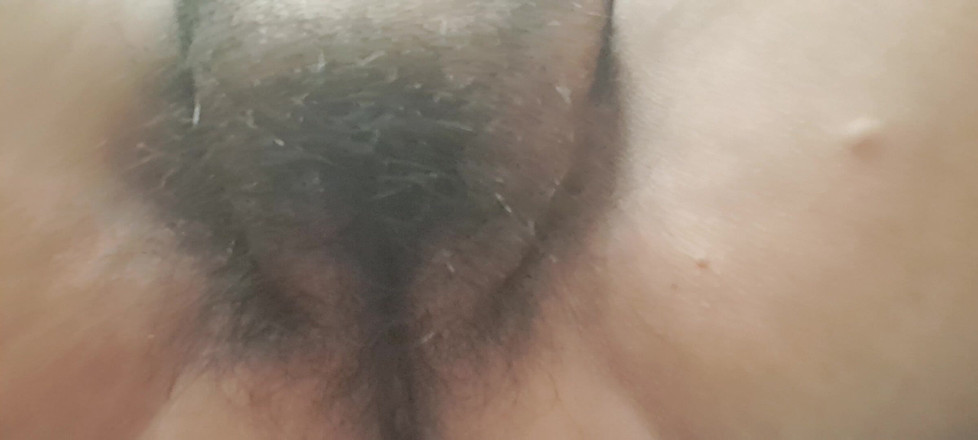 Mommy big hairy pussy: Poniendo crema en las piernas calientes