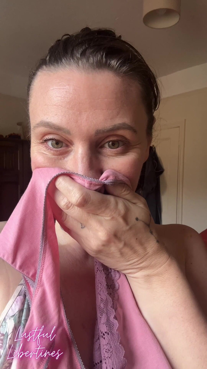 Lustful Libertines: パンティが十分にジューシーであることを確認してから送る。