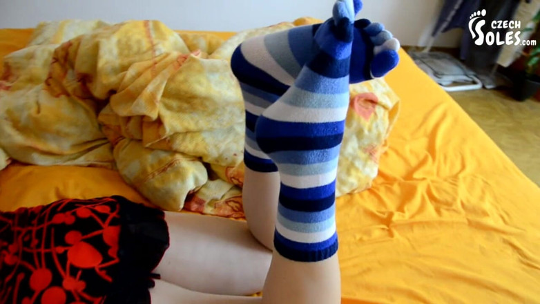 Czech Soles - foot fetish content: Skarpetki na zabawkach dokuczają w łóżku
