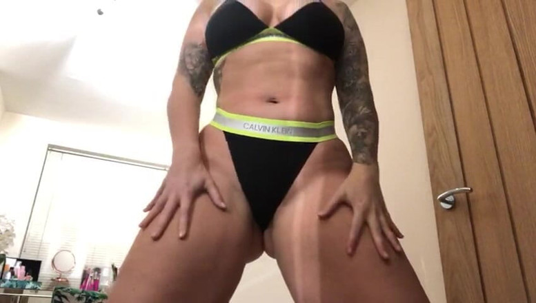 Paige Turnah: Paige plaagt je met haar grote sappige kont