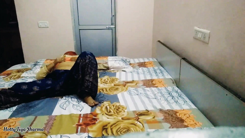 Desi Club House: 印度性感人妻sucharita在丛林中公开户外做爱