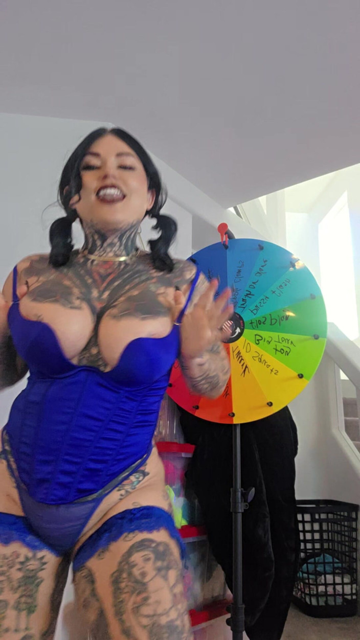 Ventressink: Lingerie blu si spoglia