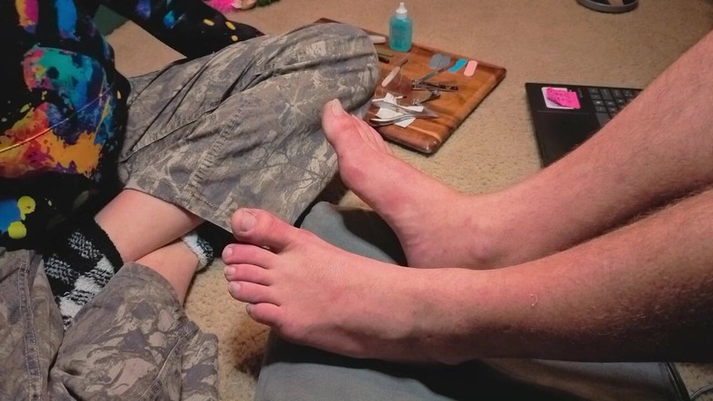 OnlyKyles: メロディは主人にペディキュアを施す