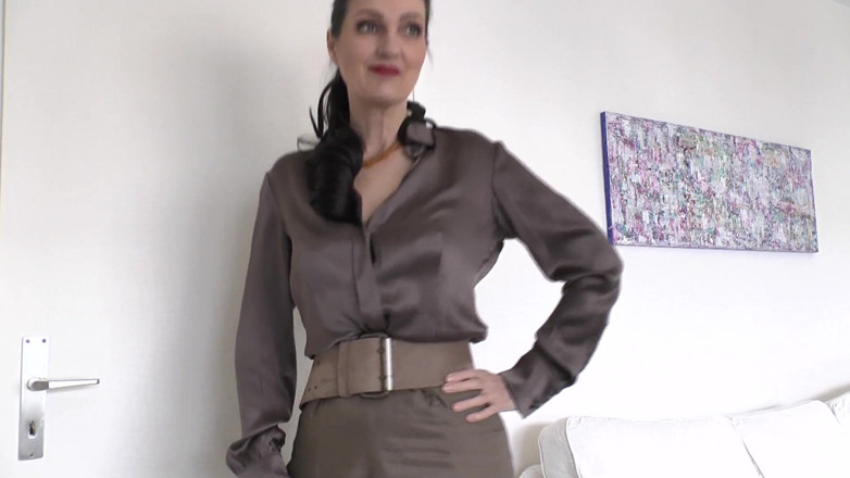 Lady Victoria Valente: Vzrušující opasek s lněnou sukní, část 2, Lady Victoria Valente