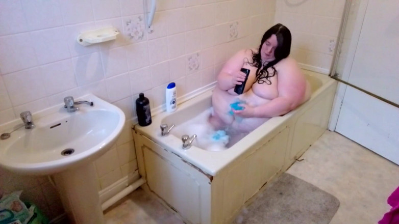 SSBBWLadyBrads: Sbbw attempts to take a bath, can she fit?