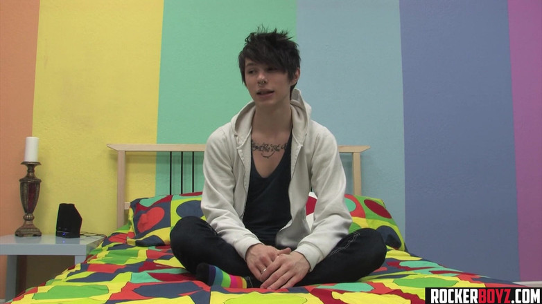 Rocker Boyz: Velký čůrák Emo Twink si to dělá a kouří náklad