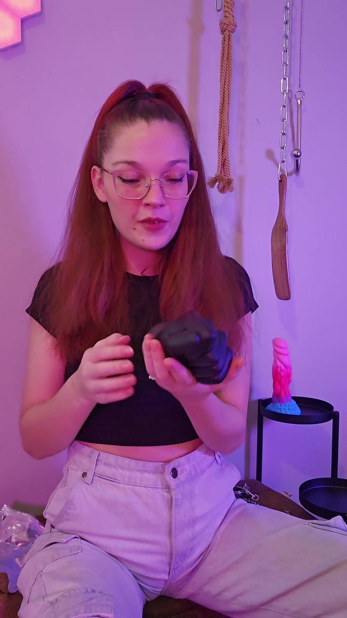 petitesubkitten: Atât de multe jucării noi! Abia aștept să le încerc pe...