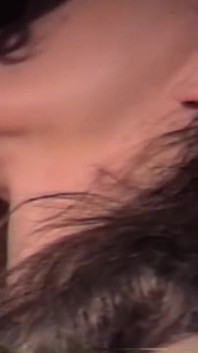 Elle est satisfaite pendant qu’elle se fait baiser