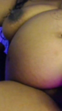 Show de coño sexy de chica desnuda con consolador auto esquivando