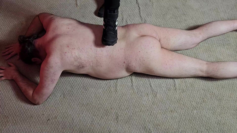 Domestic femdom: Топтаю в кросівках богиня Рахі