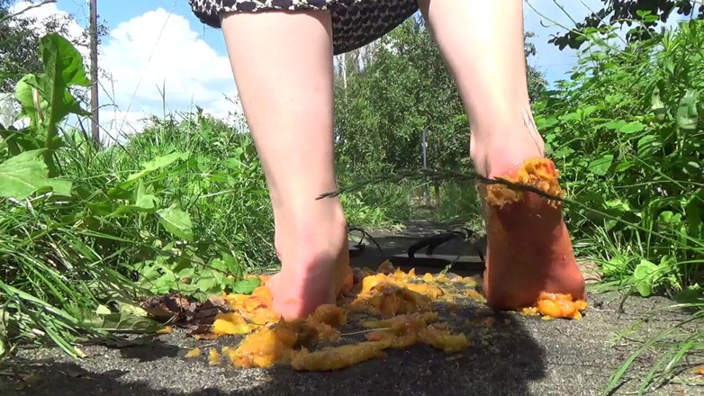 Goddess Misha Goldy: ¡Te alimentaré de mis pies y dedos de los pies!...