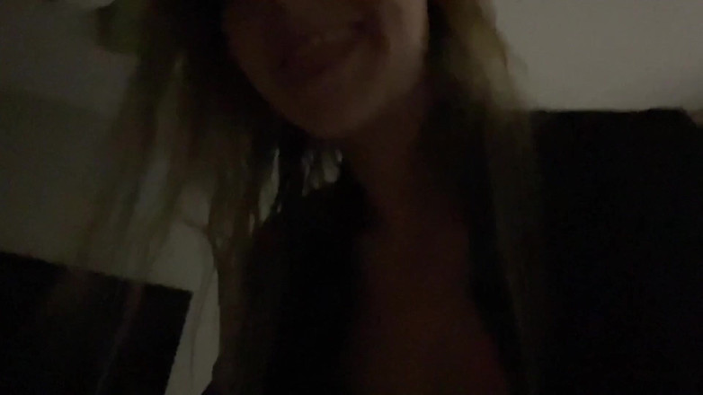 Mya Lane: La moglie traditrice confessionale sorpresa e pompino pubblico