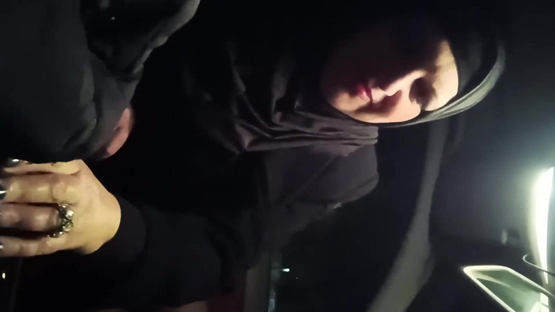 Mike Vonberg: Une prostituée musulmane mariée a sucé la bite de son...